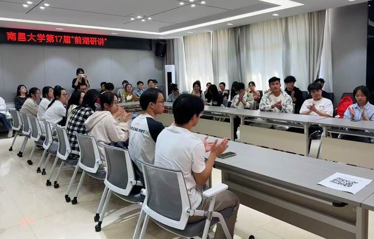 一群人站在桌子边中度可信度描述已自动生成 一群人站在桌子边中度可信度描述已自动生成