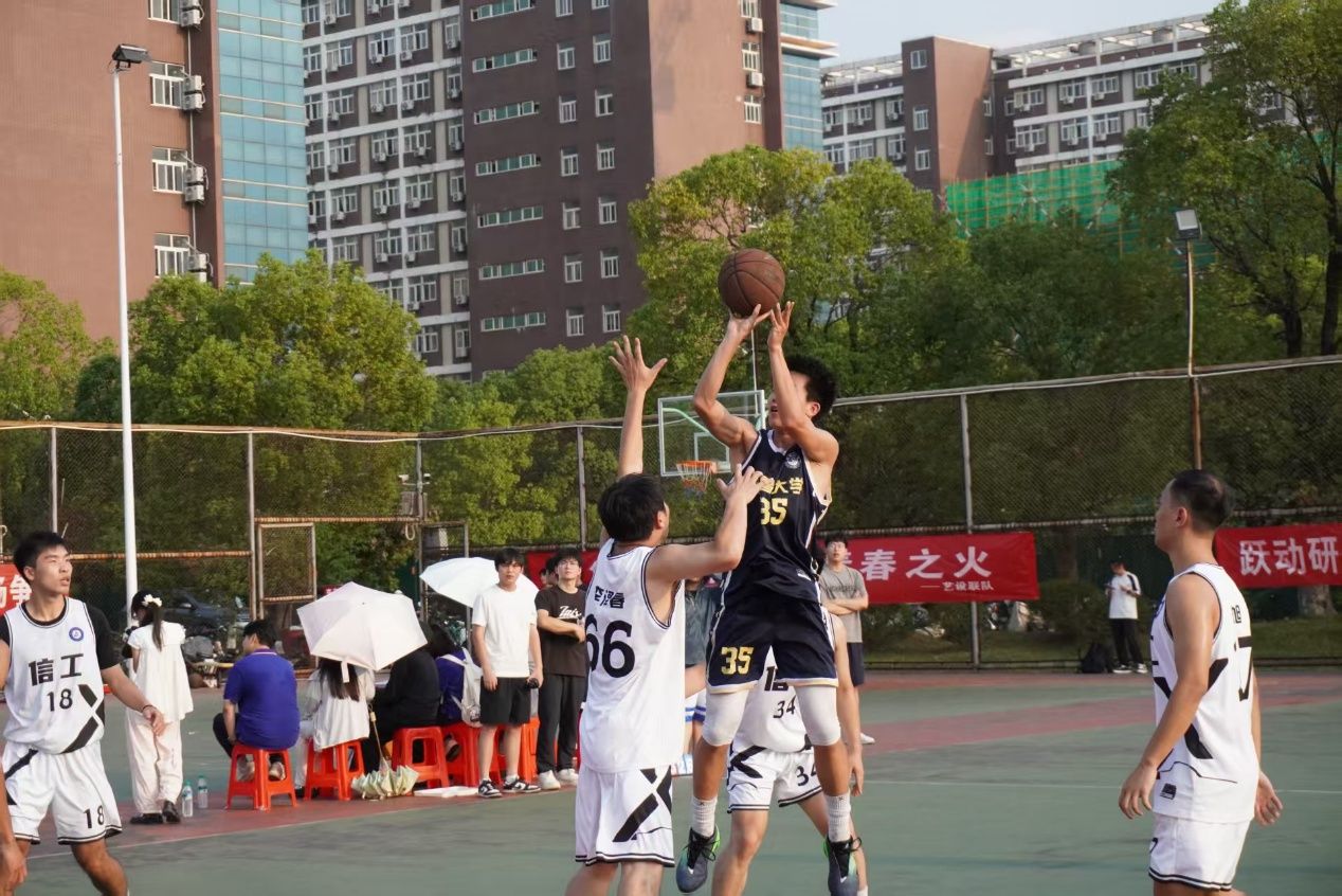 图片包含 户外, 人, 运动, 路描述已自动生成 图片包含 户外, 人, 运动, 路描述已自动生成